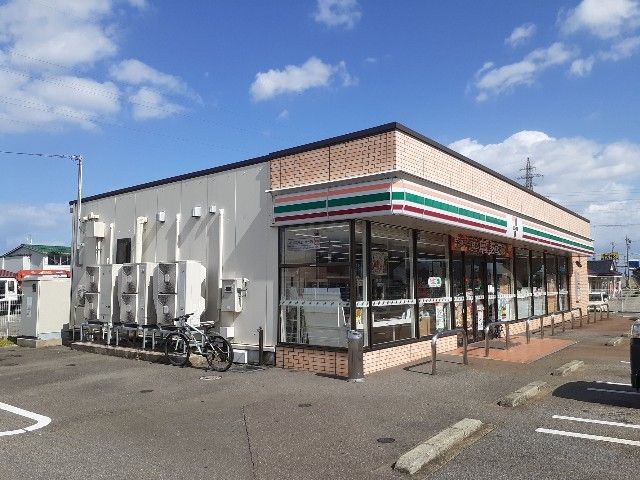 近くのコンビニまで230m（徒歩3分）