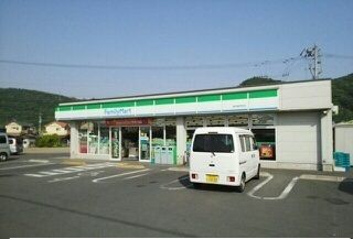 近くのファミリーマート鶴市町店さんまで550m（徒歩7分）