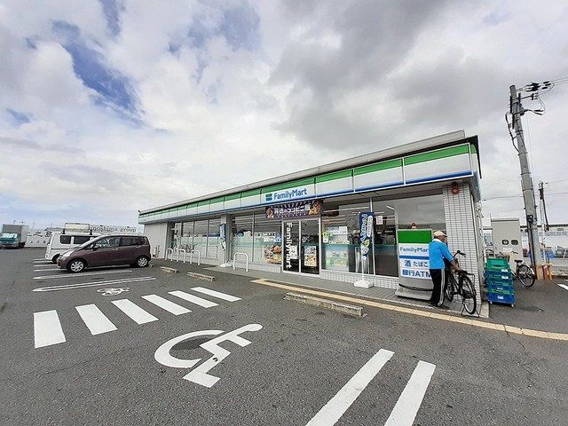 近くのファミリーマート八尾東町店様まで950m（徒歩12分）