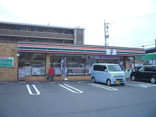 近くのコンビニまで750m（徒歩10分）