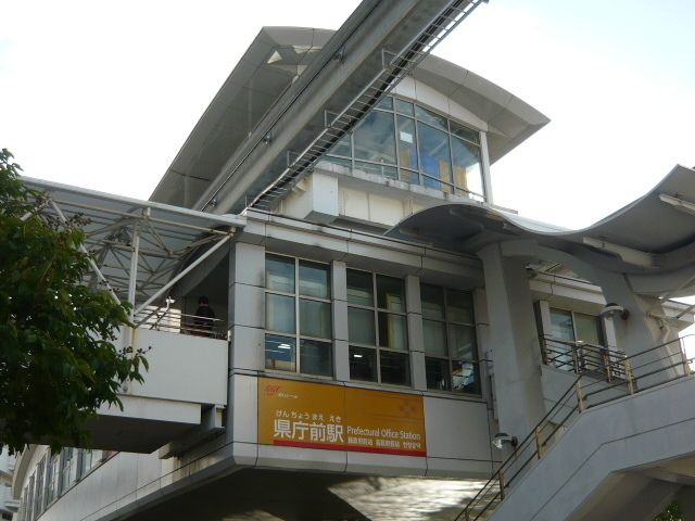 近くの沖縄都市モノレール県庁前駅まで600m(徒歩8分)