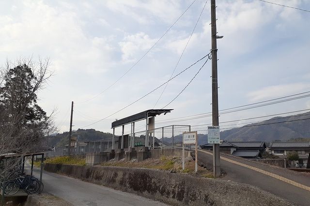 近くの波川駅まで650m（徒歩9分）