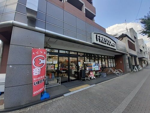 近くのフレスコミニ　田中里ノ前店まで500m（徒歩7分）