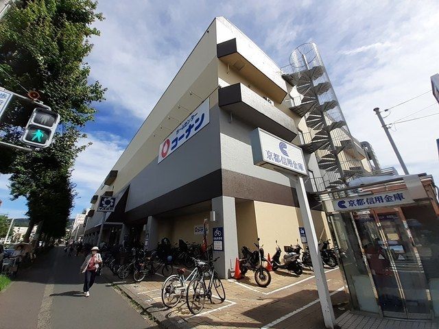 近くのコーナンイズミヤ高野店まで1,100m（徒歩14分）