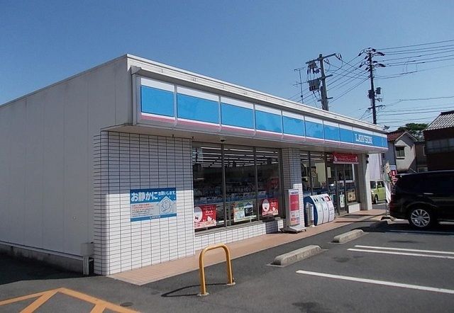 近くのコンビニまで300m（徒歩4分）