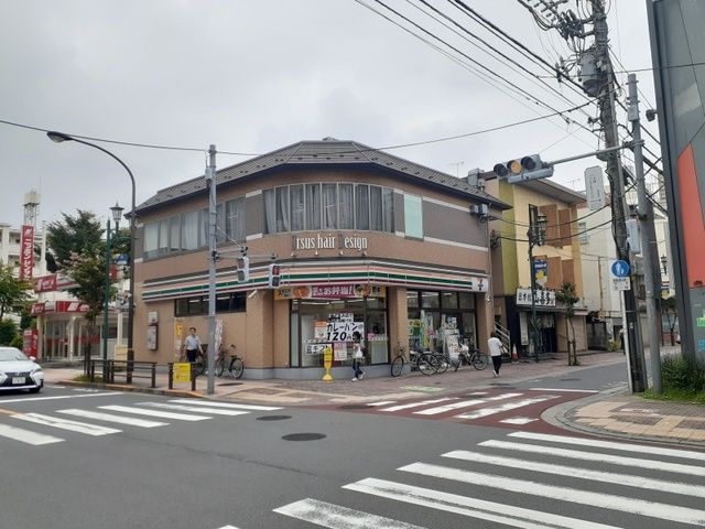 近くのセブンイレブン足立竹の塚駅東店まで438m（徒歩6分）