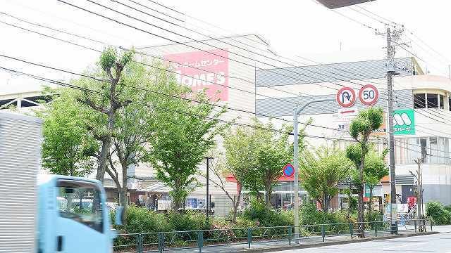 近くの島忠ホームズ小平店まで500m（徒歩7分）