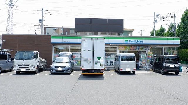 近くのファミリーマート滝山中央通り店まで700m（徒歩9分）