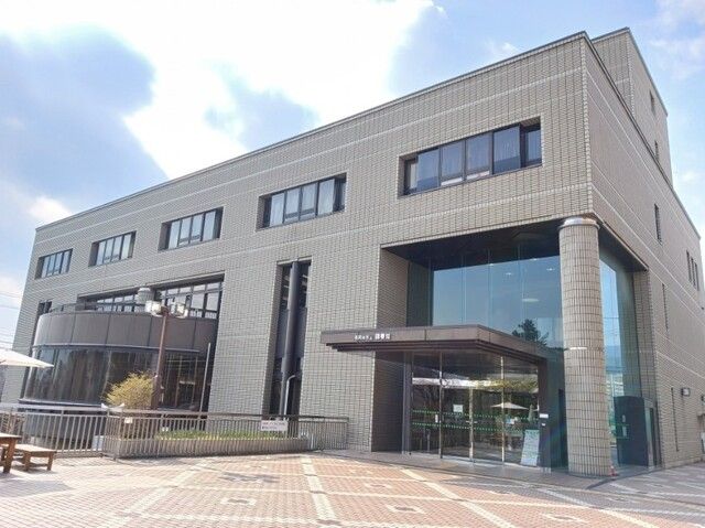 近くの長岡京市立図書館まで550m（徒歩7分）