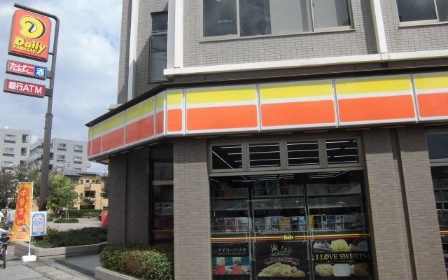近くのデイリーヤマザキ薬園台駅前店まで150m（徒歩2分）