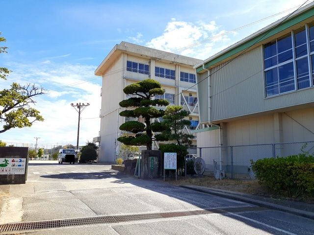 近くの緑丘小学校まで720m(徒歩9分)