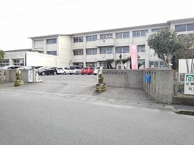 近くの鳥栖市立旭小学校まで500m（徒歩7分）