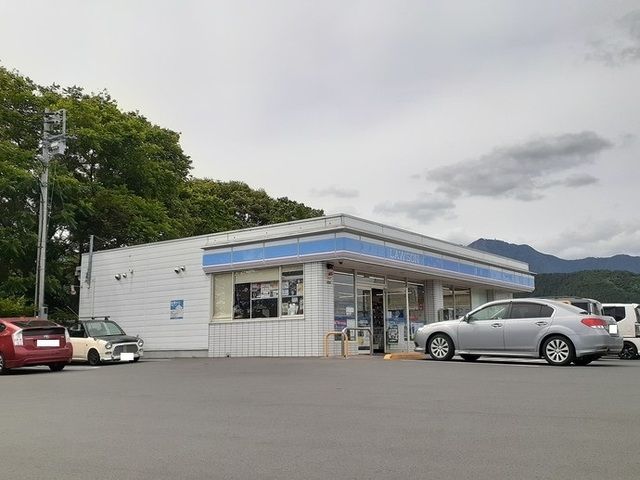 近くのローソン富士吉田富士見バイパまで400m（徒歩5分）
