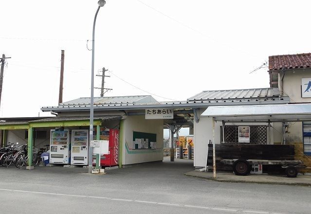 近くの駅まで1,800m（徒歩23分）