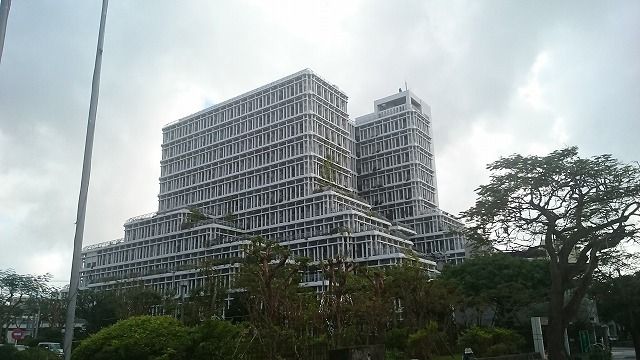 近くの那覇市役所まで1,900m（徒歩24分）