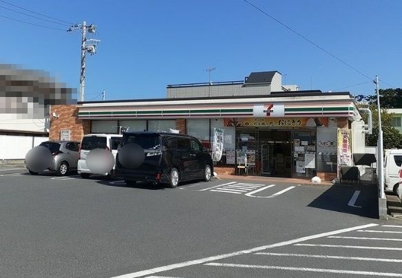 近くのセブンイレブン鴨川広場店まで850m（徒歩11分）