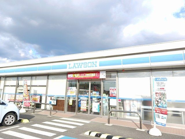 近くのコンビニまで526m（徒歩7分）