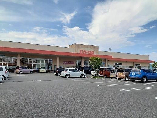 近くのコープみやざき財光寺店まで300m（徒歩4分）