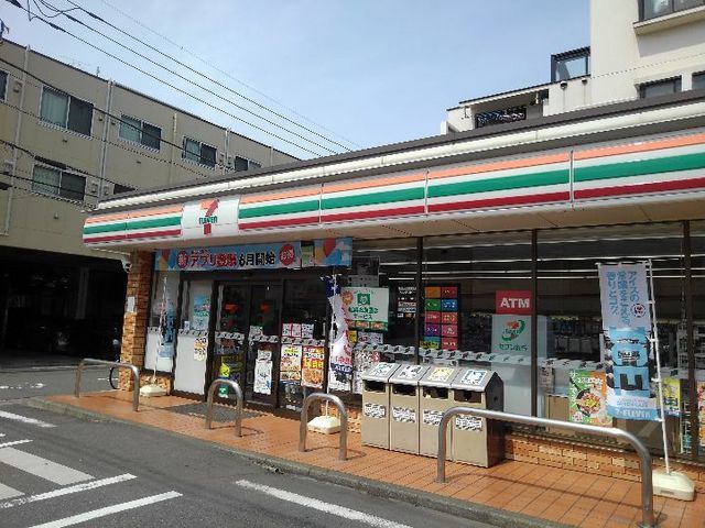 近くのコンビニまで300m（徒歩4分）