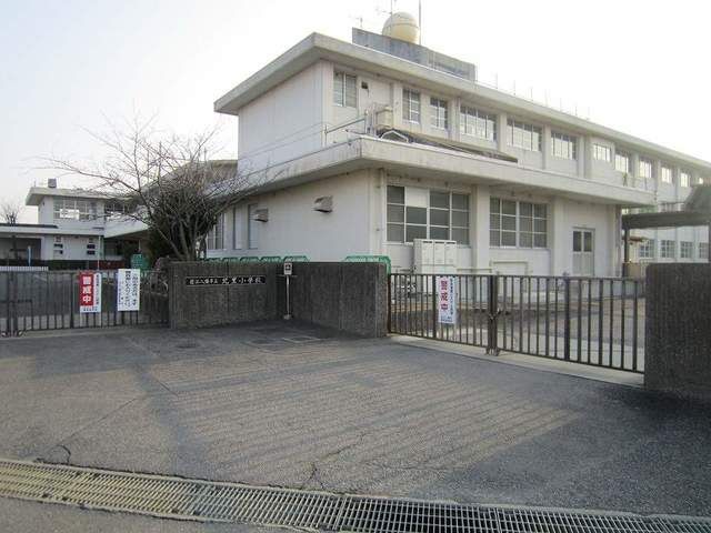 近くの近江八幡市立 北里小学校まで350m(徒歩5分)