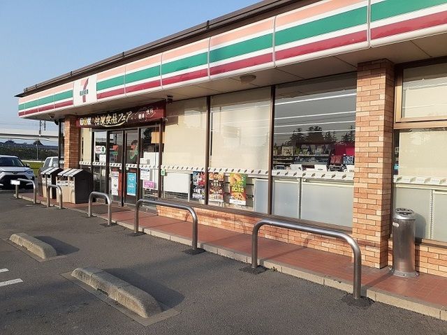 近くのセブンイレブン中央高校前店まで1,100m(徒歩14分)