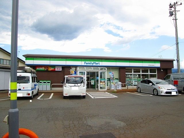 近くのファミリーマート桑山団地前店まで300m（徒歩4分）