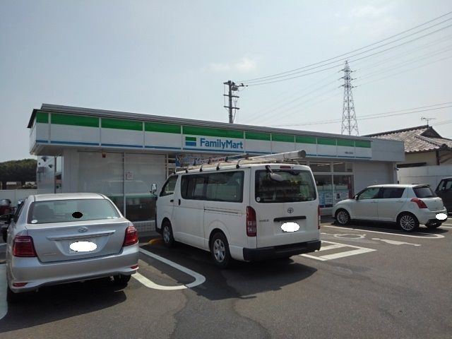 近くのファミリーマート丸亀山北店まで700m（徒歩9分）