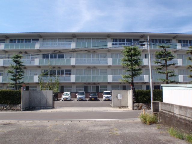 近くの丸亀市城西小学校まで1,200m(徒歩15分)