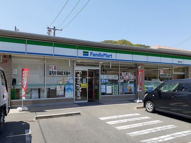 近くのファミリーマートさんまで350m(徒歩5分)
