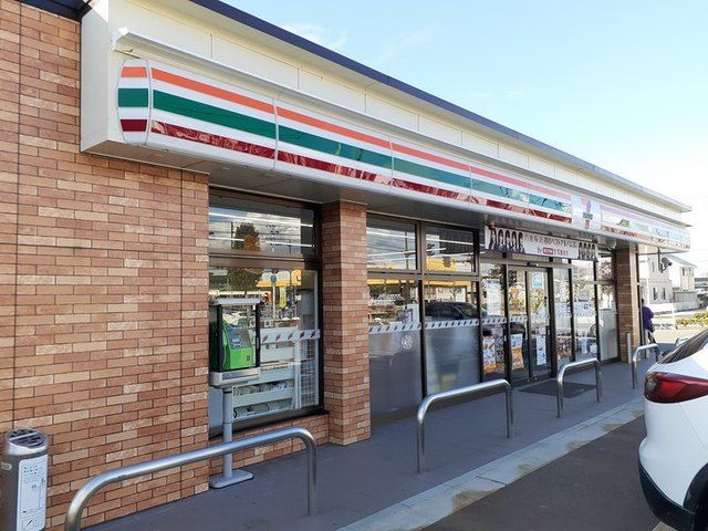 近くのコンビニまで300m（徒歩4分）