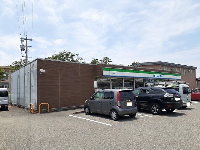 近くのファミリーマート えびの飯野店まで700m（徒歩9分）