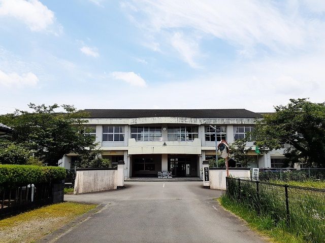 近くのえびの市立飯野小学校まで500m（徒歩7分）