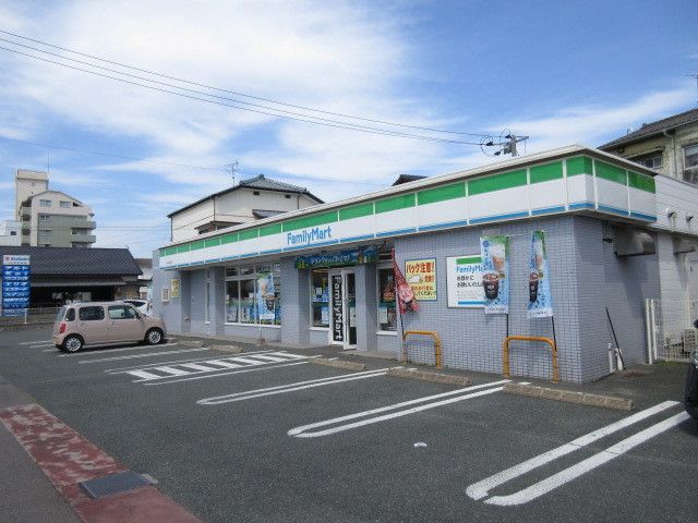 近くのコンビニまで700m（徒歩9分）