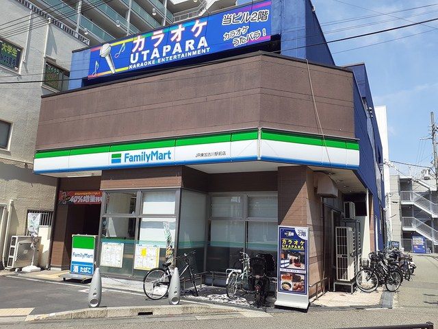 近くのファミリーマート東加古川駅前店まで290m(徒歩4分)