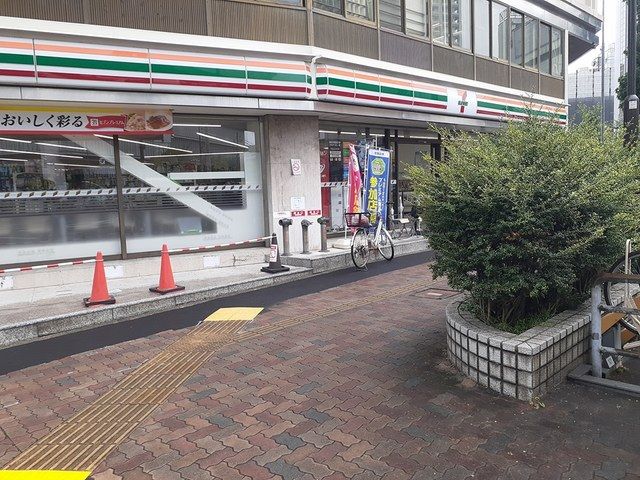 近くのコンビニまで370m（徒歩5分）