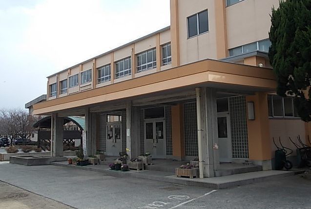 近くの外江小学校まで850m(徒歩11分)