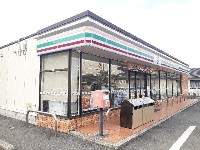 近くのコンビニまで230m（徒歩3分）
