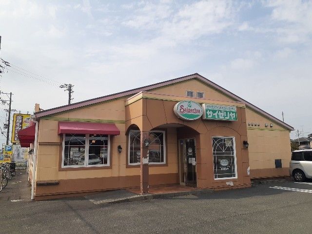 近くの飲食店まで600m（徒歩8分）