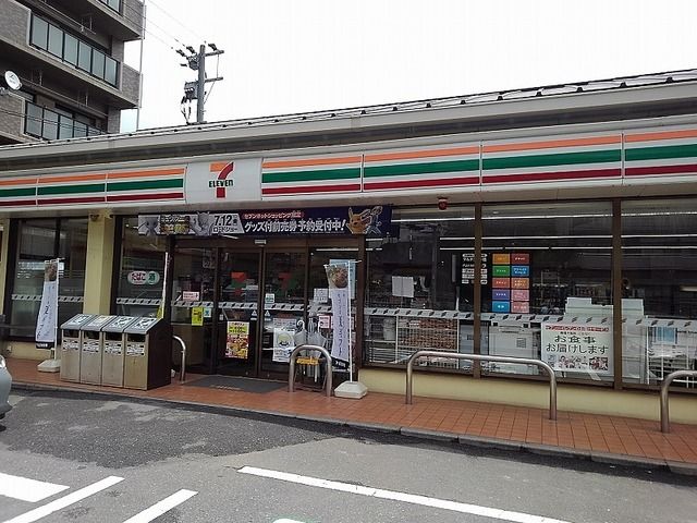 近くのコンビニまで550m（徒歩7分）