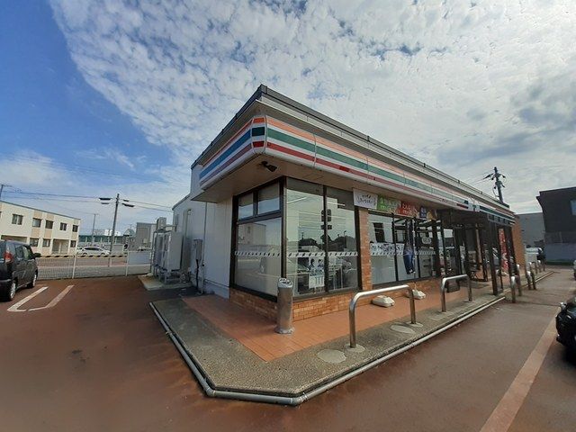 近くのコンビニまで540m（徒歩7分）