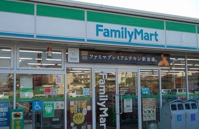 近くのファミリーマート上道店まで1,200m（徒歩15分）