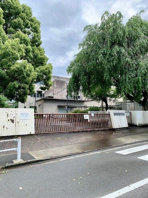 近くの小学校まで550m（徒歩7分）