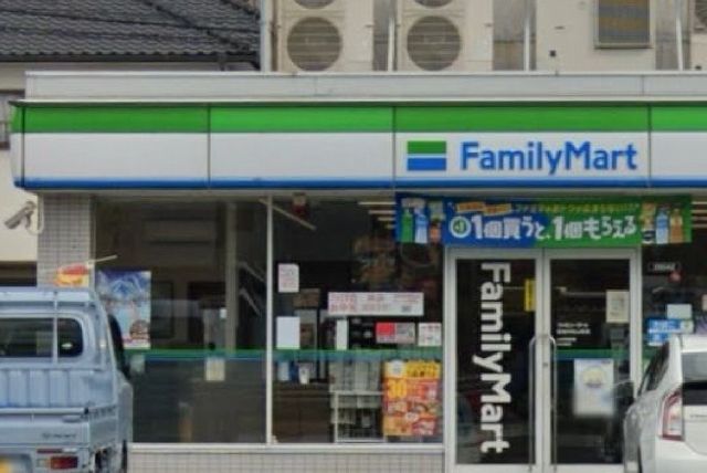 近くのファミリーマート高浜芳川店まで120m（徒歩2分）