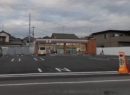 近くのコンビニまで450m（徒歩6分）