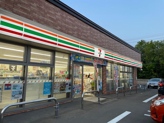 近くのセブンイレブンまで450m（徒歩6分）