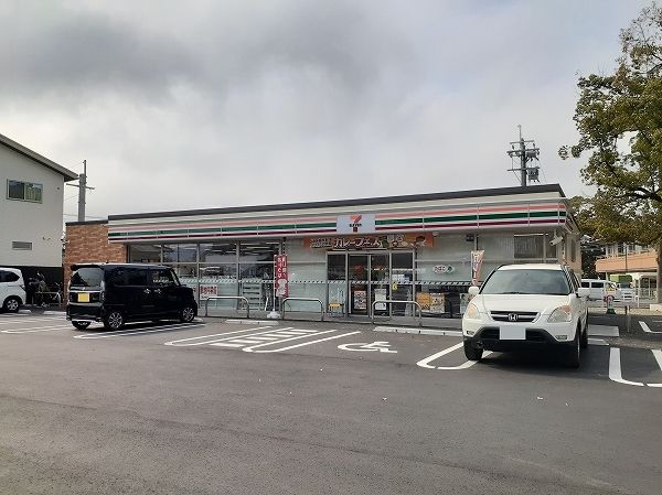 近くのコンビニまで190m（徒歩3分）