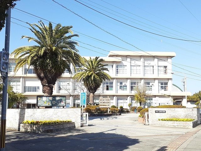 近くの宮崎市立本郷小学校まで1,700m(徒歩22分)