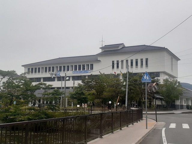 近くの丹波篠山市役所様まで2,000m（徒歩25分）