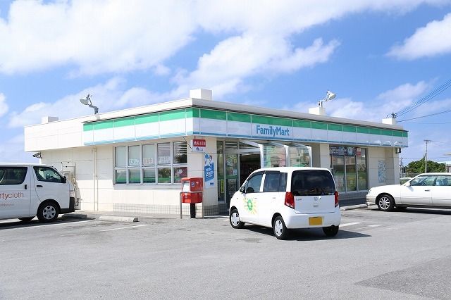 近くのファミリーマート読谷長浜店まで900m（徒歩12分）