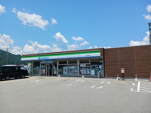 近くのファミリーマート氷上町稲継店まで1,650m（徒歩21分）
